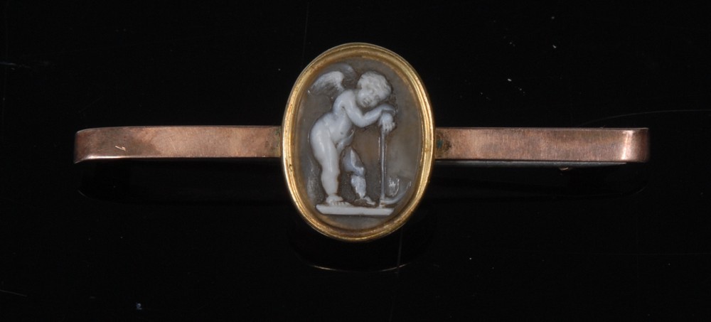 A 19th century carved cameo bar brooch