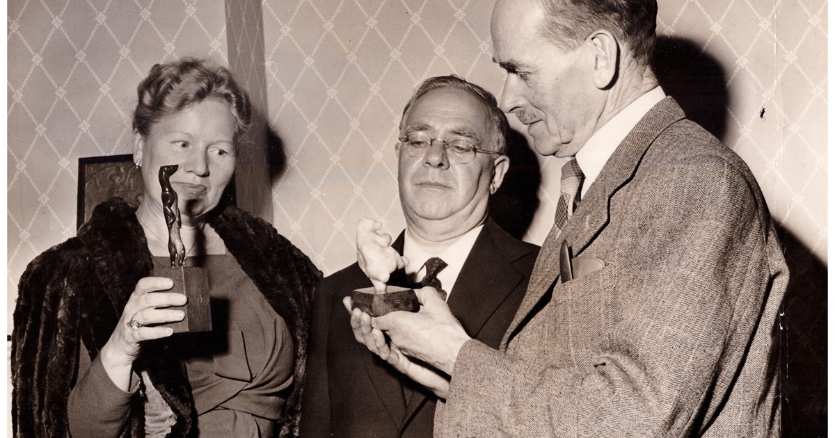 A.L.Pocock shows two of his animal carvings to Percy Bottley and his wife, Winifred at one of his Chelsea Exhibitions in the 1950's.jpg 
