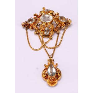 A Victorian Topaz and yellow metal pendant brooch