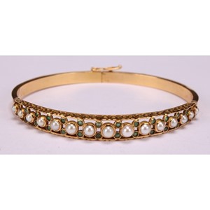 n 18ct gold hinged bangle, set with 15 graduated pearls