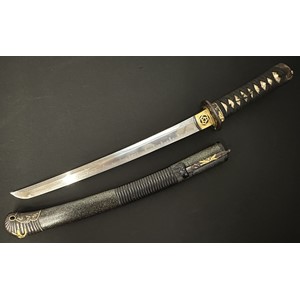 Japanese Wakizashi Sword with single edge blade with good Hamon line 400mm in length. Mon to the Habaki. Tsuba is decorated with Dragonflies. Dragonfly decoration is continued on the Fuchi and the Kashira. Good quality Ray skin covered grip. Overall length 565mm. Complete with ornate laquered Saya with Dragonfly to the tip. Complete with Zozuka knife with signed single edged blade 117mm in length, handle is again decorated with dragonfly design, together with Wari-kogai again with Dragonfly decoration.