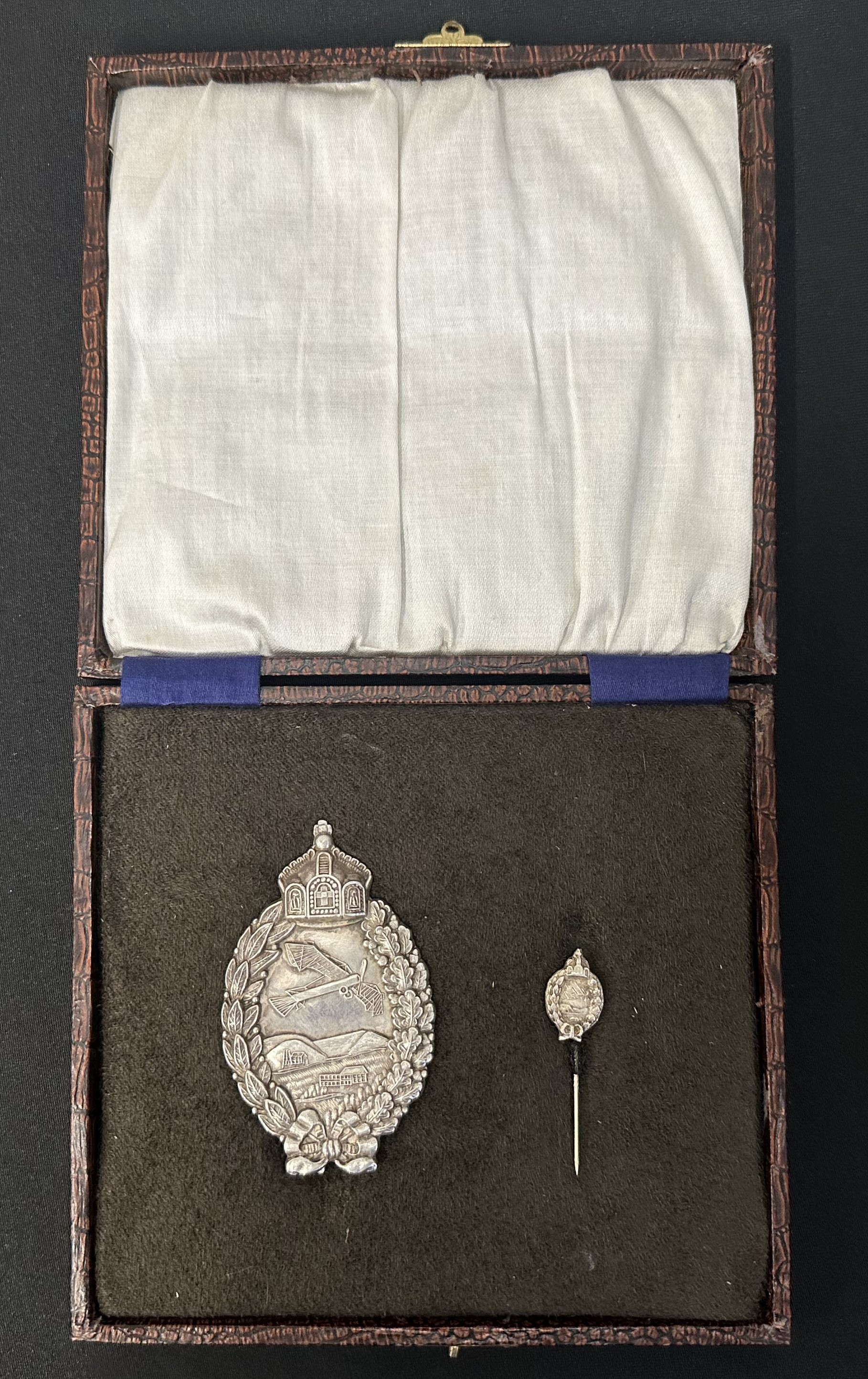 WW1 Imperial German Army Air Service Flugzeugführerabzeichen Pilots Badge. Private purchase hollow back example in .800 marked Silver along with matching stick pin in .925 silver. Complete in it's original fitted presentation case.
