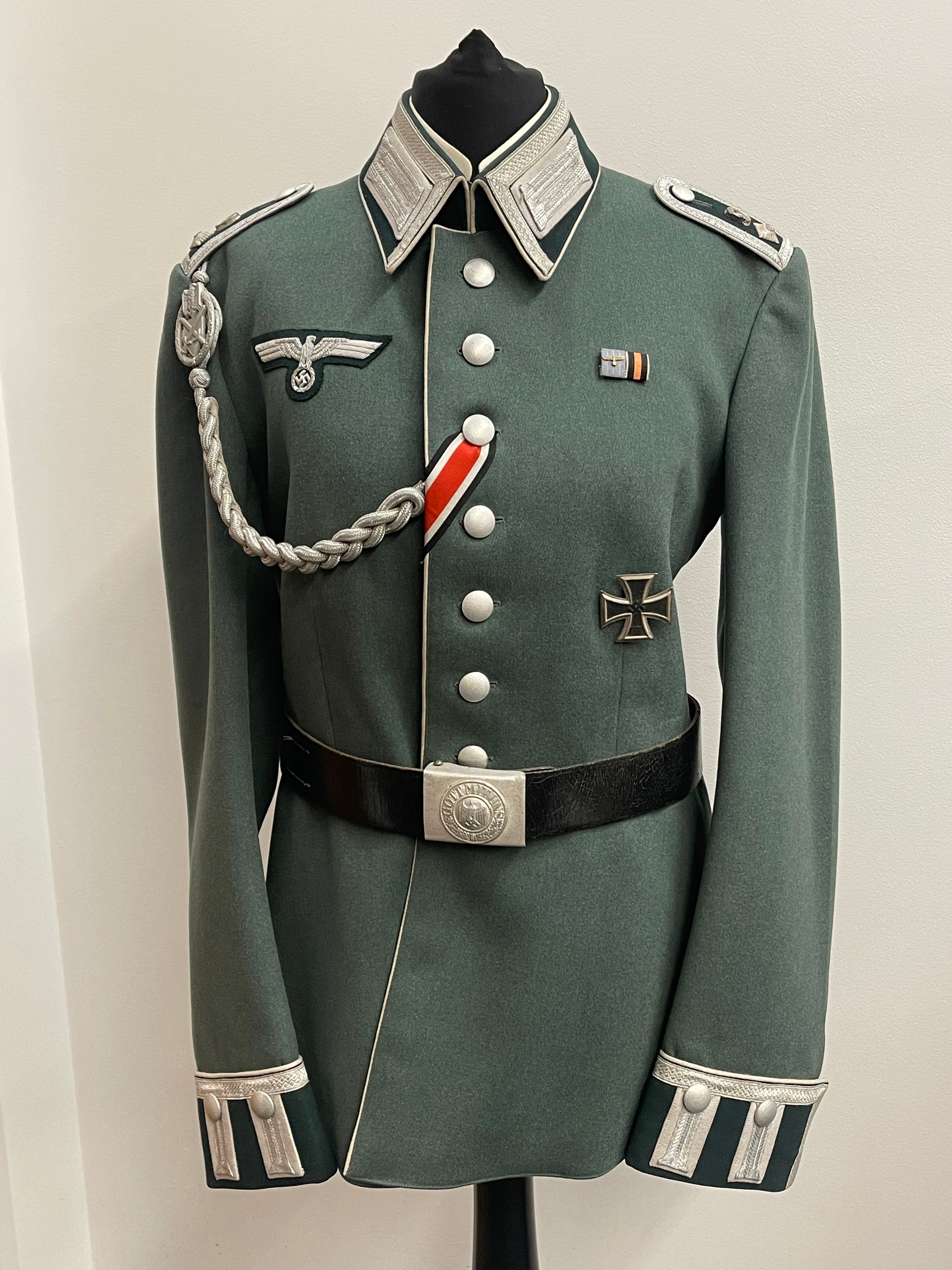 WW2 Third Reich Heer Infanterie Regt 9 Feldwebels NCO's Waffenrock Parade Tunic complete with Parade Belt and alloy buckle: The tunic has EKII ribbon to button hole, two place ribbon bar for the 4 year service medal and Entry into Austria. Also includes an Marksmans Lanyard with second pattern badge and an Iron Cross 1st class 1939 maker marked "20".