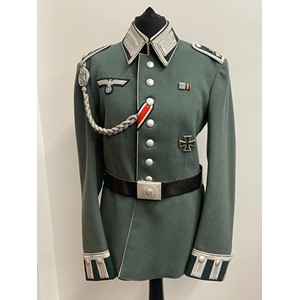 WW2 Third Reich Heer Infanterie Regt 9 Feldwebels NCO's Waffenrock Parade Tunic complete with Parade Belt and alloy buckle: The tunic has EKII ribbon to button hole, two place ribbon bar for the 4 year service medal and Entry into Austria. Also includes an Marksmans Lanyard with second pattern badge and an Iron Cross 1st class 1939 maker marked "20".