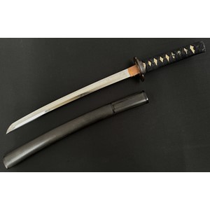Japanese Wakizashi Sword with single edged blade 407mm in length with good Hamon line to the cutting edge. Tang is unsigned. Copper habaki & Iron Mokko Tsuba which is unsigned. Samegawa Shagreen Ray Skin grip with black Tsuka-ito cloth binding with Menuki. Overall length 585mm. Complete with brown laquered finish Saya scabbard.