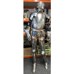Replica War of the Roses Armour comprising of Sallet Helmet, Bevor and Gorget, Cuirrass Breastplate & Backplate, Spalders, Brassards, Gauntlets, Cuisses, Poleyns, Greaves and Sabatons for the feet. Complete with black under jacket, black and white woolen leggings and a black cloak with White Boar insignia of King Richard III. Comes complete with the  mannequin.