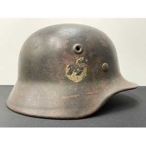WW2 Third Reich Waffen SS Single Decal M40 Steel Helmet. Original feld grau paint. Original Q pattern SS Runic decal is approx 50% intact. Shell is marked with makers mark for Quist and size "Q62". Lot number to rear skirt of helmet appears to read "390". Liner is size "54". Original black leather chinstrap with steel buckle, no makers mark.