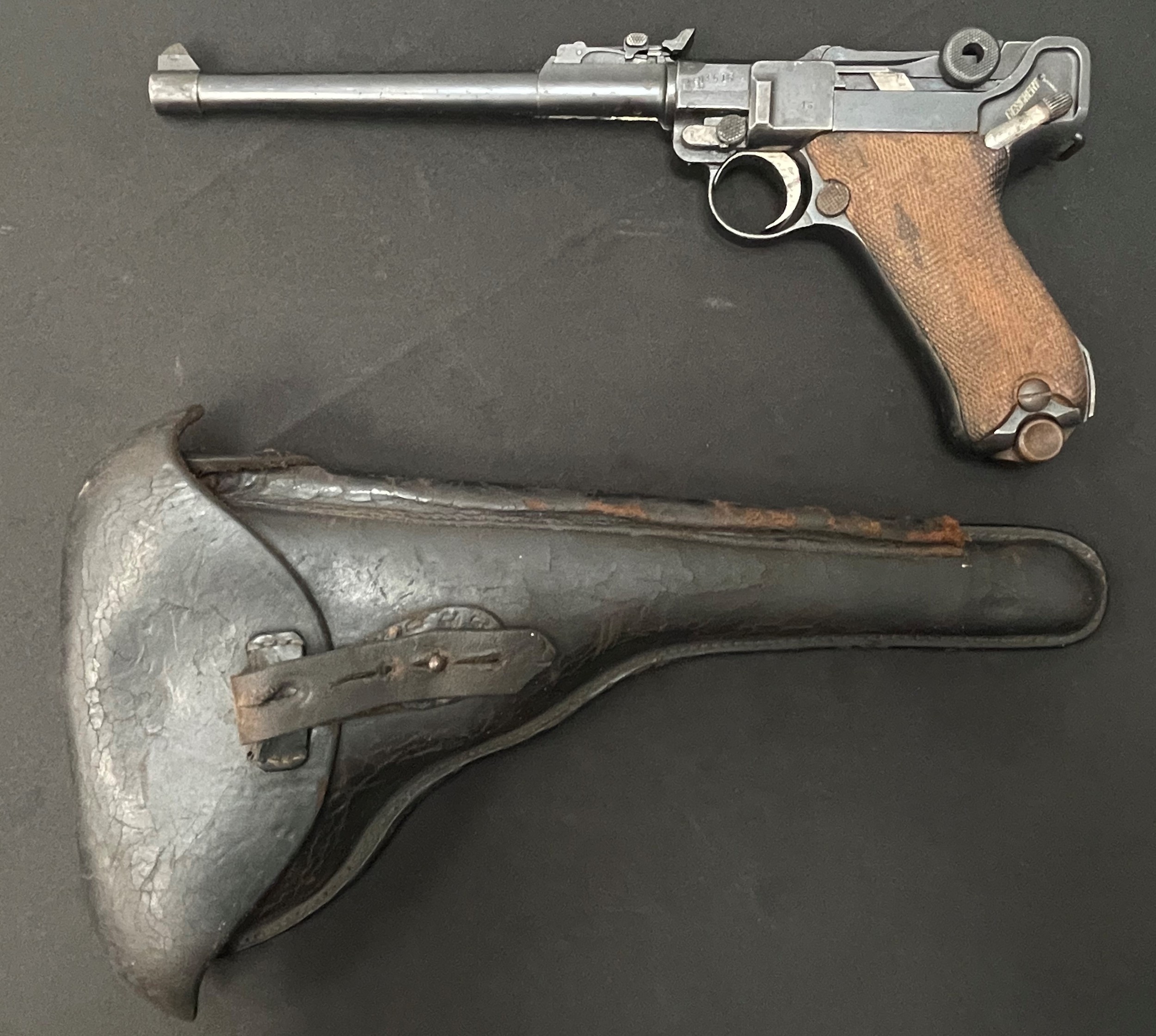 Deactivated WW1 German 9mm Artillery Luger Pistol serial number 3616. Maker marked DWM. Dated 1917. All matching serial numbers. Complete with matching numbered magazine and in it's original 1915 dated holster which is also complete with original take down tool and a British issue brass cleaning rod. Barrel length 180mm. Overall length 315mm. Current UK/EU Deactivation certificate issued in 2023. No licence required in the UK.