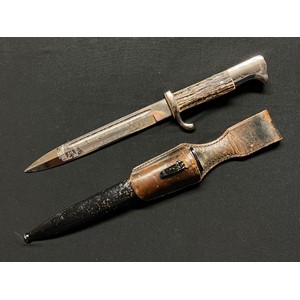 WW2 Third Reich Luftwaffe Short Pattern Dress Bayonet with fullered single edged blade 195mm in length maker marked "Paul Seilheimer, Solingen" and with etched decoration to both sides of the blade comprising of  "Zur Erinnerung an Meine Dienstzeit" and an Airfield Scene with Ju87 Stuka Dive Bomber in flight flanked by Eagle and Swasitkas. Stag Horn Grips. Red Felt insert to slot. Overall length 320mm. Complete with scabbard and correct leather frog.