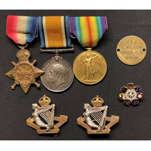 WW1 British Medal group comprising of 1914-15 Star, British War Medal and Victory Medal to 13262 Pte L Wilson, 8th Kings Royal Irish Hussars on bar with original ribbons. Along with two cap badges (one brooch pinned) and an enamel Railway Convalescent Homes lapel badge.