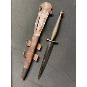 WW2 British 2nd Pattern Fairbairn Sykes fighting knife, maker marked on crossguard with WD Broad Arrow and B. Double edged blued blade 165mm in length. Overall length 290mm. Complete with scabbard. Scabbard retaining elastic loop a/f.