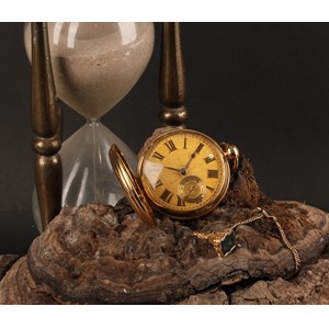 A George III 18ct gold Scottish hunter pocket watch, by Andrew Milroy, Edinburgh, 4.5cm textured dial applied with Roman numerals, subsidiary seconds dial, fusee movement no.1169 with diamond end-stone, the case with engraved with the arms and motto of Robertson, 7.5cm over loop, London 1820; gold coloured metal fob key ensuite, the blood agate seal matrix with armorial intaglio, associated Victorian rosewood case
