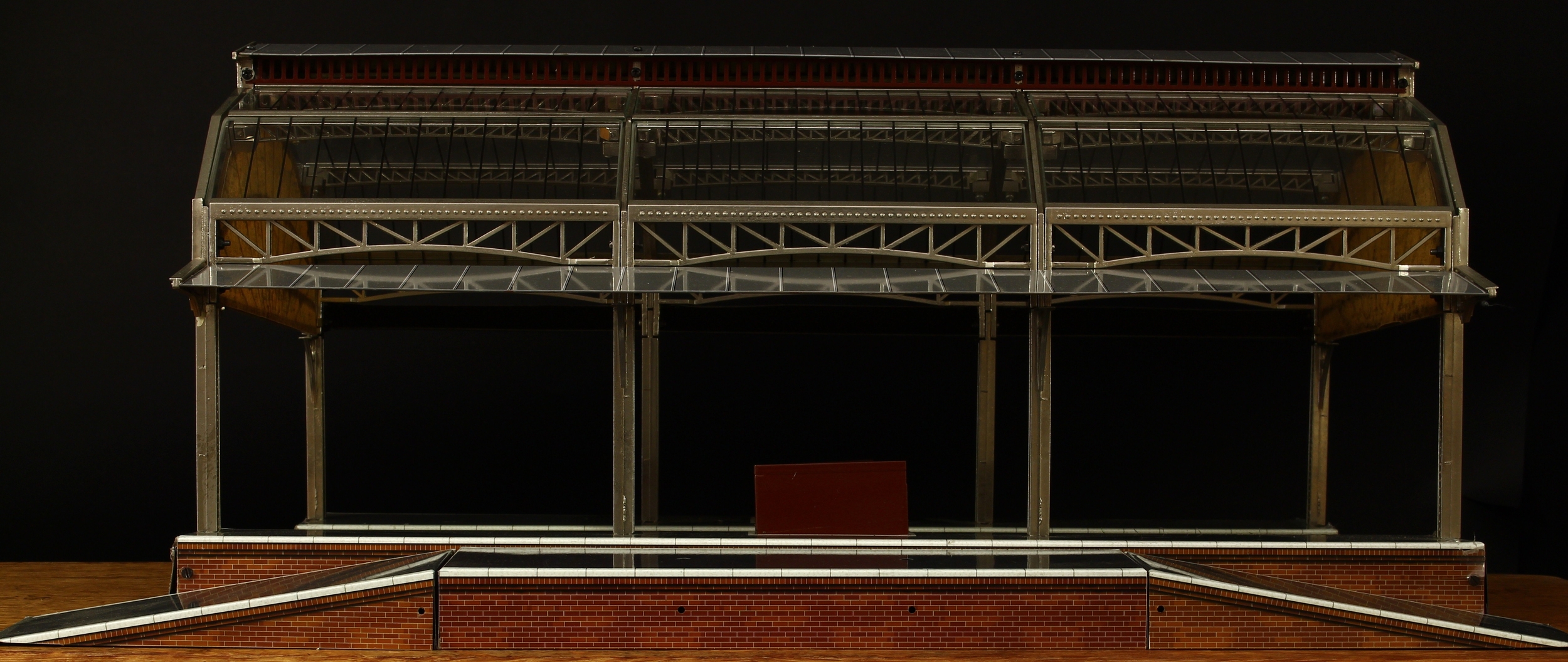 Ace Trains O Gauge canopy station, nickel plated and diecast metal arched and straight girders, lithographed sheet metal platforms, gabled roof and awnings, plexiglas type window sections and panes, unboxed and pre-assembled with printed assembly instructions, 30cm high, 61cm long