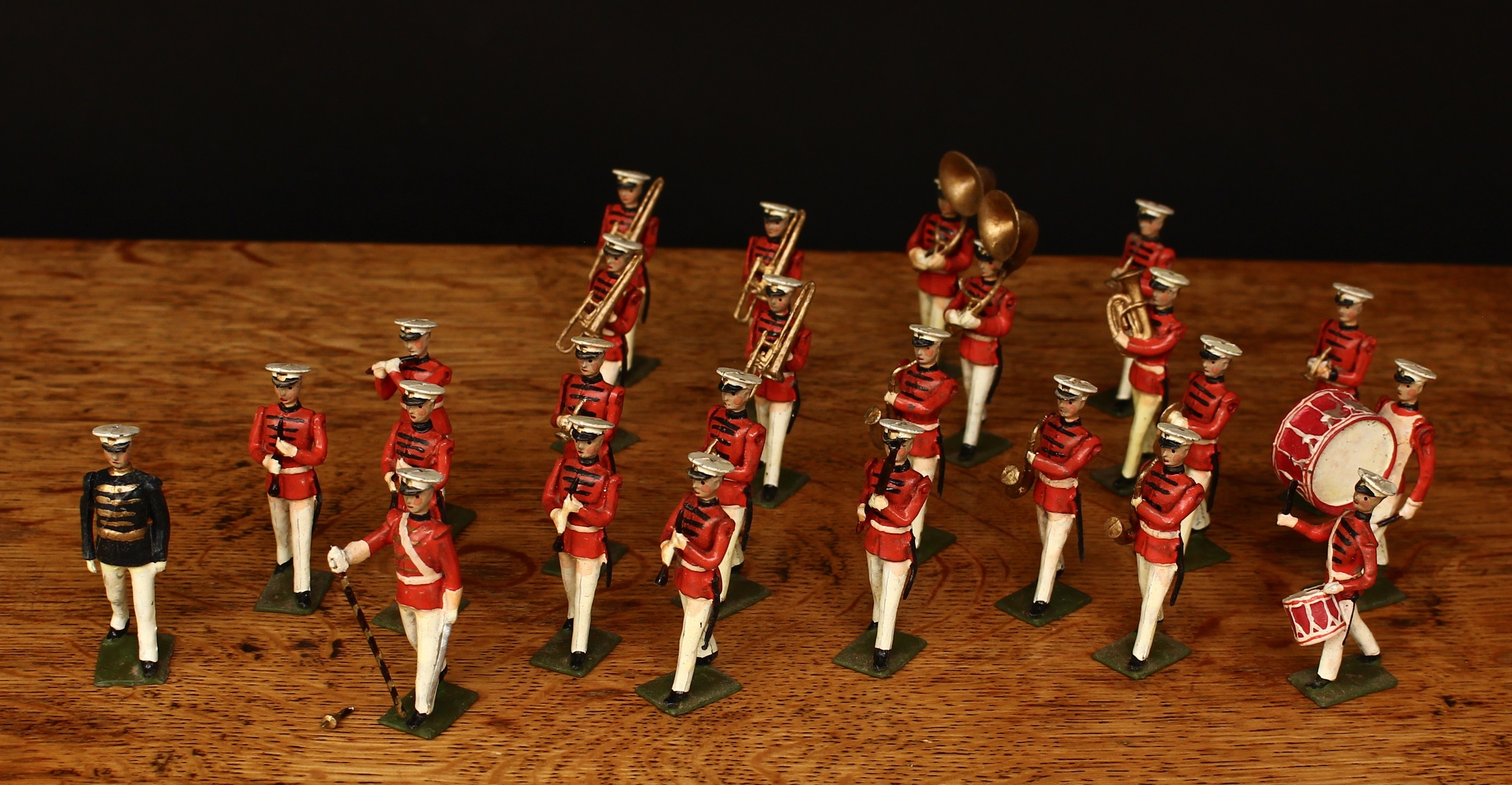 W Britain (Britains) No.2112 United States band of the Marine Corps in summer dress uniform, comprising various bandsmen with instruments and Band Leader in dark blue tunic with gold frogging, rectangular bases, each unboxed (25)