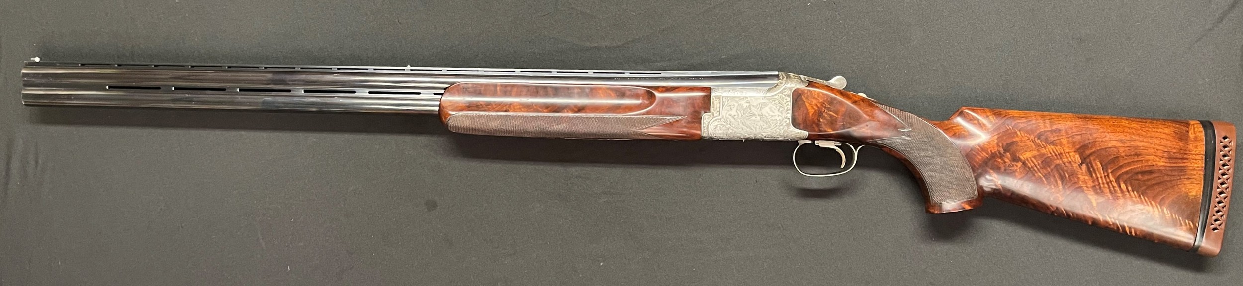 Browning 425 Prestige 12 Bore Over and Under Shotgun serial number 30595PR. 750mm long barrels. Single trigger. Overall length 119cm. NOTE: Buyer must hold a valid Shotgun Certificate or be a Registered Firearms Dealer.