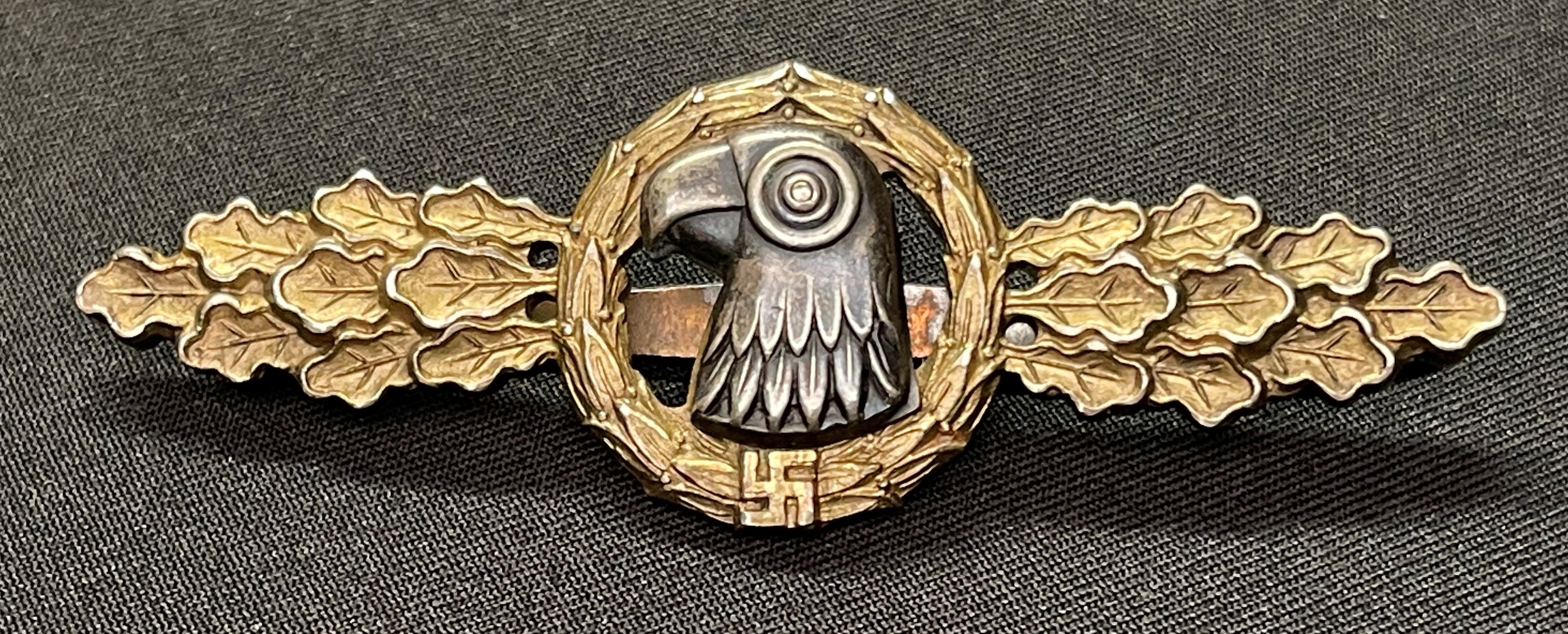 WW2 Third Reich Luftwaffe Frontflugspange für Aufklärer in Gold - Luftwaffe Reconnaissance Clasp in Gold. Early Buntmetal example. No makers mark.