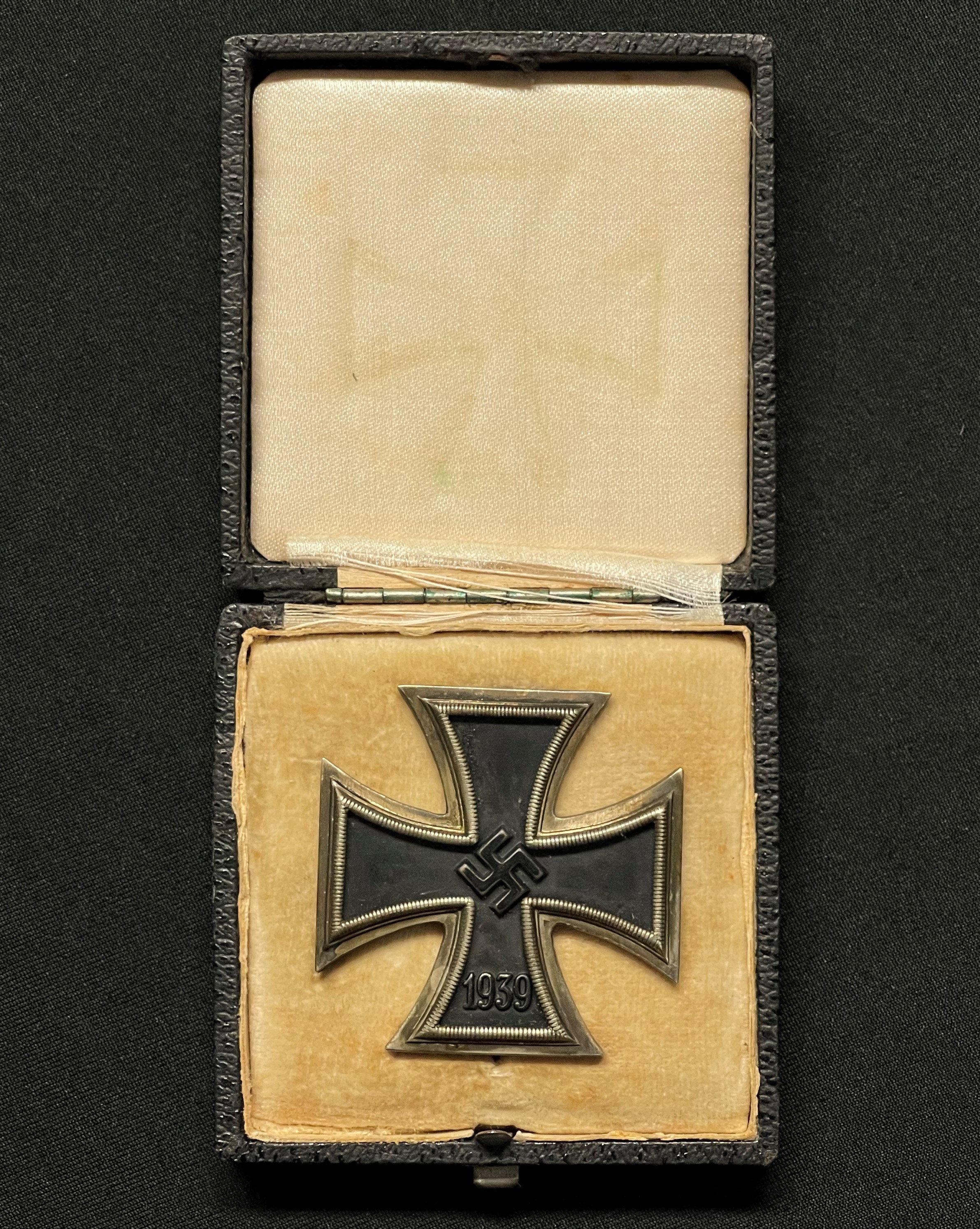 WW2 Third Reich Eisernes Kreuz 1. Klasse. Iron Cross First Class 1939 complete in original presentation case of issue. No makers marks.