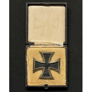 WW2 Third Reich Eisernes Kreuz 1. Klasse. Iron Cross First Class 1939 complete in original presentation case of issue. No makers marks.