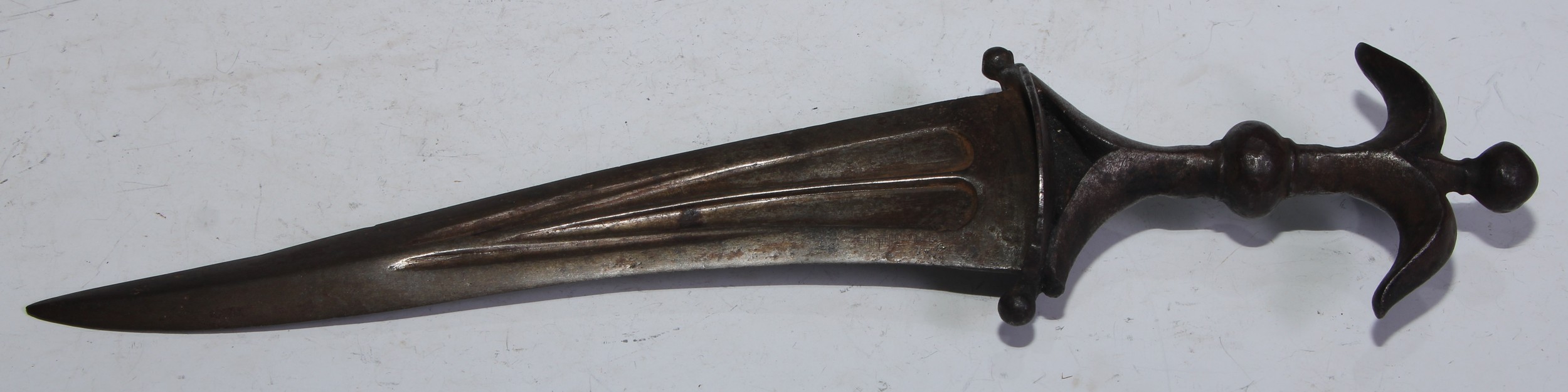 An Indian steel chilanum or khanjarli dagger, 22.5cm serpentine fullered blade, oval guard with bud quillons, bifurcated hilt with globular pommel, 34cm long, South India, 17th/18th century