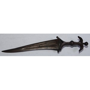 An Indian steel chilanum or khanjarli dagger, 22.5cm serpentine fullered blade, oval guard with bud quillons, bifurcated hilt with globular pommel, 34cm long, South India, 17th/18th century