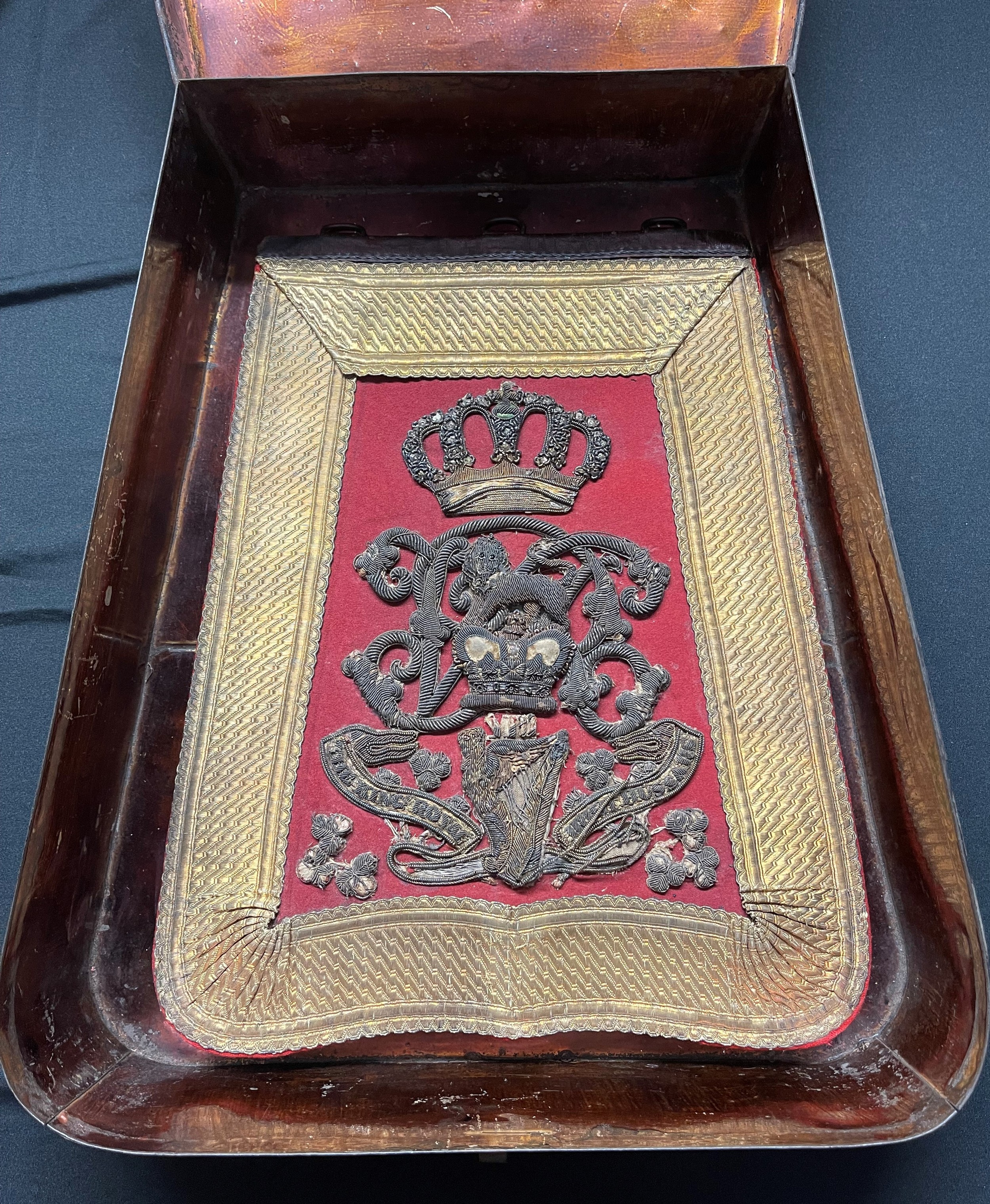 8th Kings Royal Irish Hussars Officers Sabretache. Paper makers label  to interior for "Hamburger & Co, 30 King Street, Covant Garden, London. Lacemakers to the King". Complete in original storage tin.