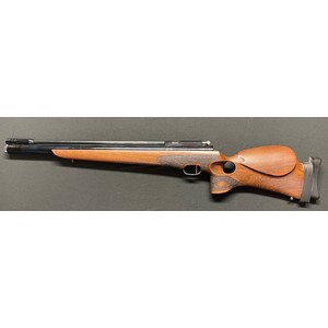 .177 Ripley Rifles Model AR4 Bolt action Air Rifle. Thumb hole stock. 520mm long barrel. Overall length 965mm. Working order. No serial number. Complete with a padded gun slip.