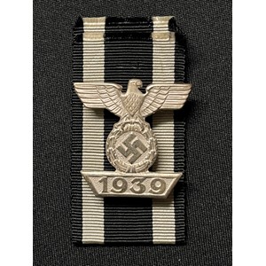 WW2 Third Reich 1939 Spange zum Eisernen Kreuzes 2er Klasse 1914. 1939 Bar to the Iron Cross 2nd class 1914. Complete with a section of original ribbon. No makers marks. War souvenirs of a British Veteran, Trooper RL Clay, Royal Armoured Corps, new to the market.