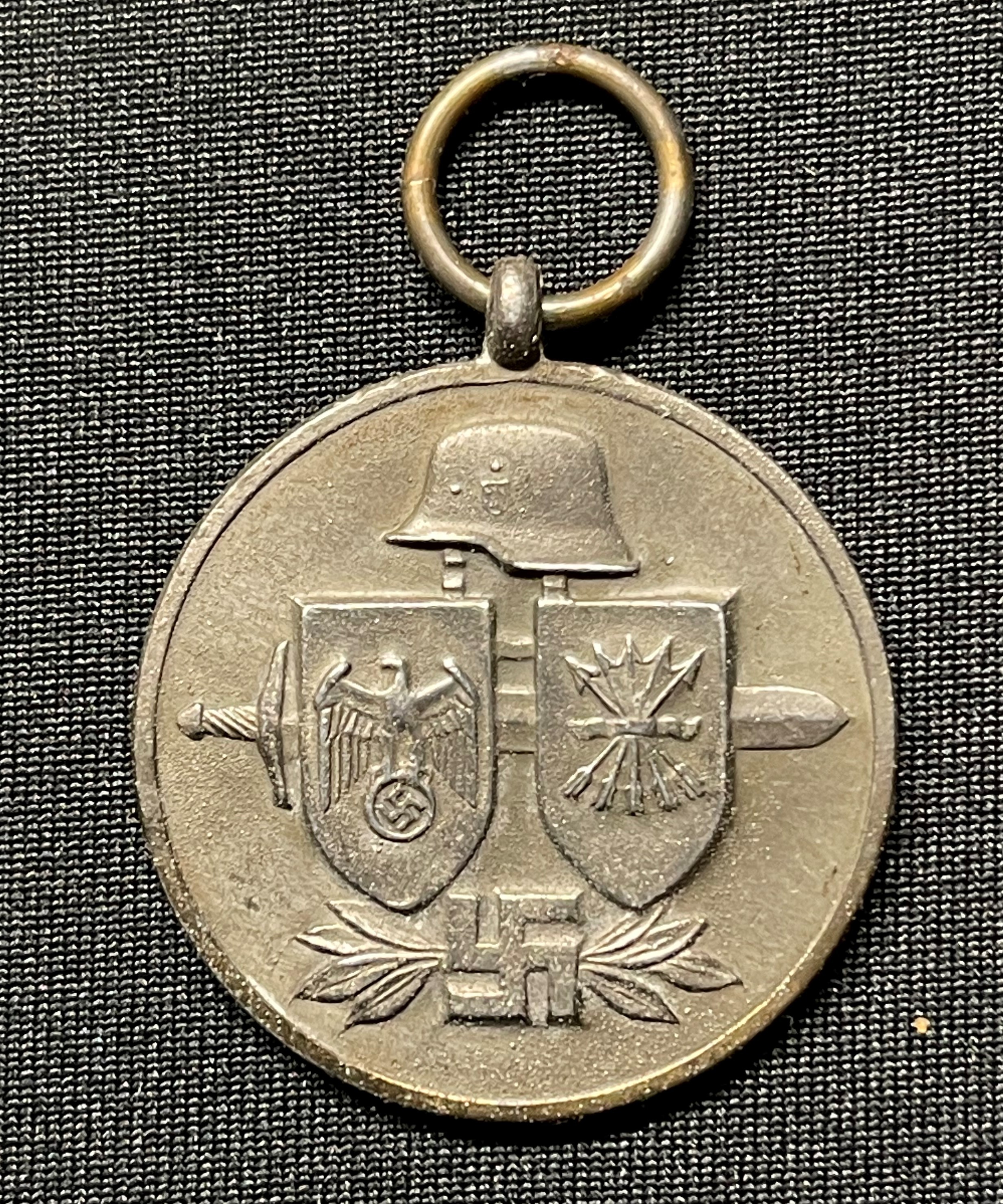 WW2 Third Reich Tapferkeits- und Erinnerungsmedaille der Spanischen "Blauen Division" - Spanish Blue Division Medal. No ribbon. No maker mark to ring. War souvenir of a British Veteran, Trooper RL Clay, Royal Armoured Corps, new to the market.