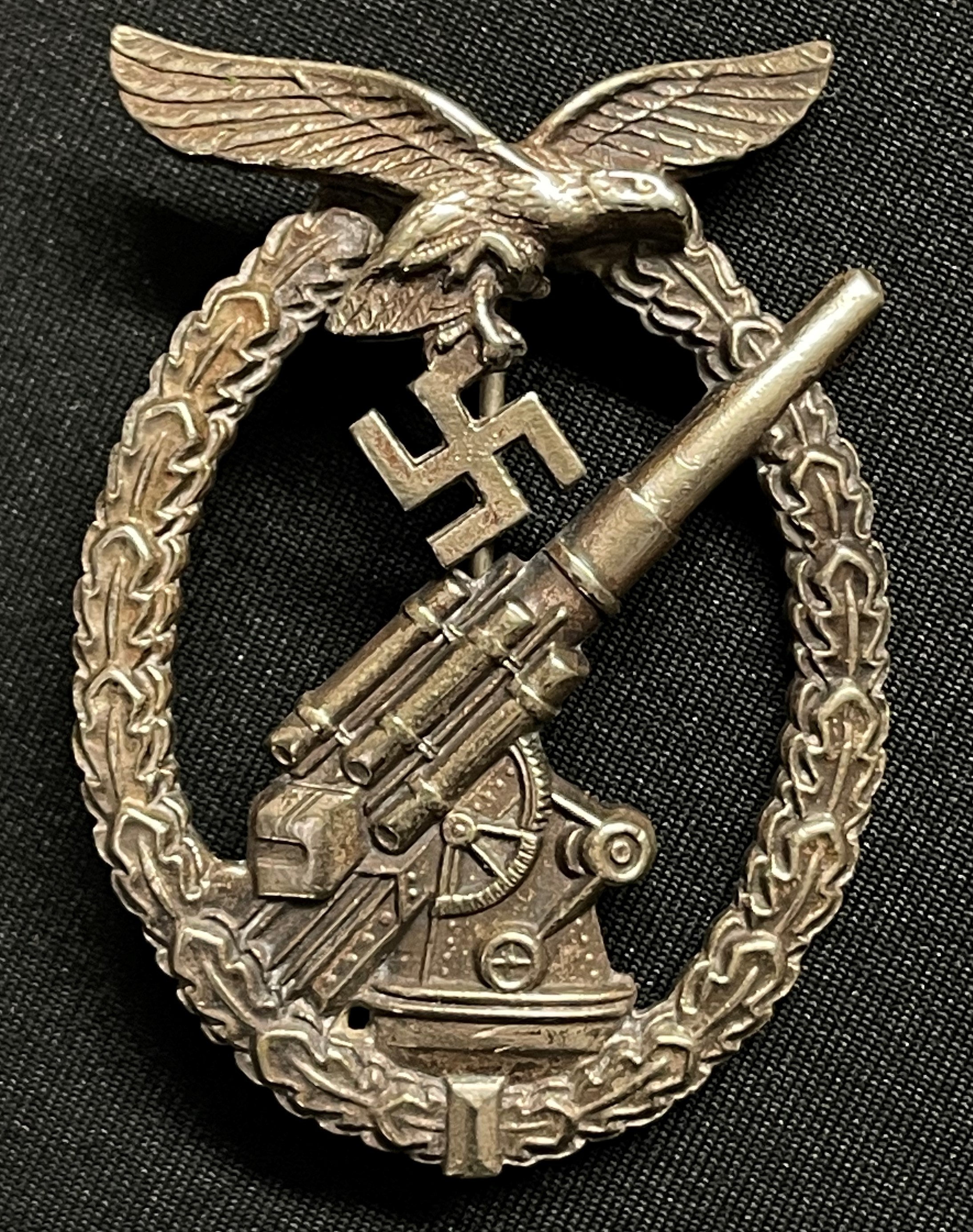 WW2 Third Reich Kriegsabzeichen fur die Marine-Artillerie. Coastal Artillery War Badge. No makers mark, but is a Steinhauer & Luck made example in zink.
