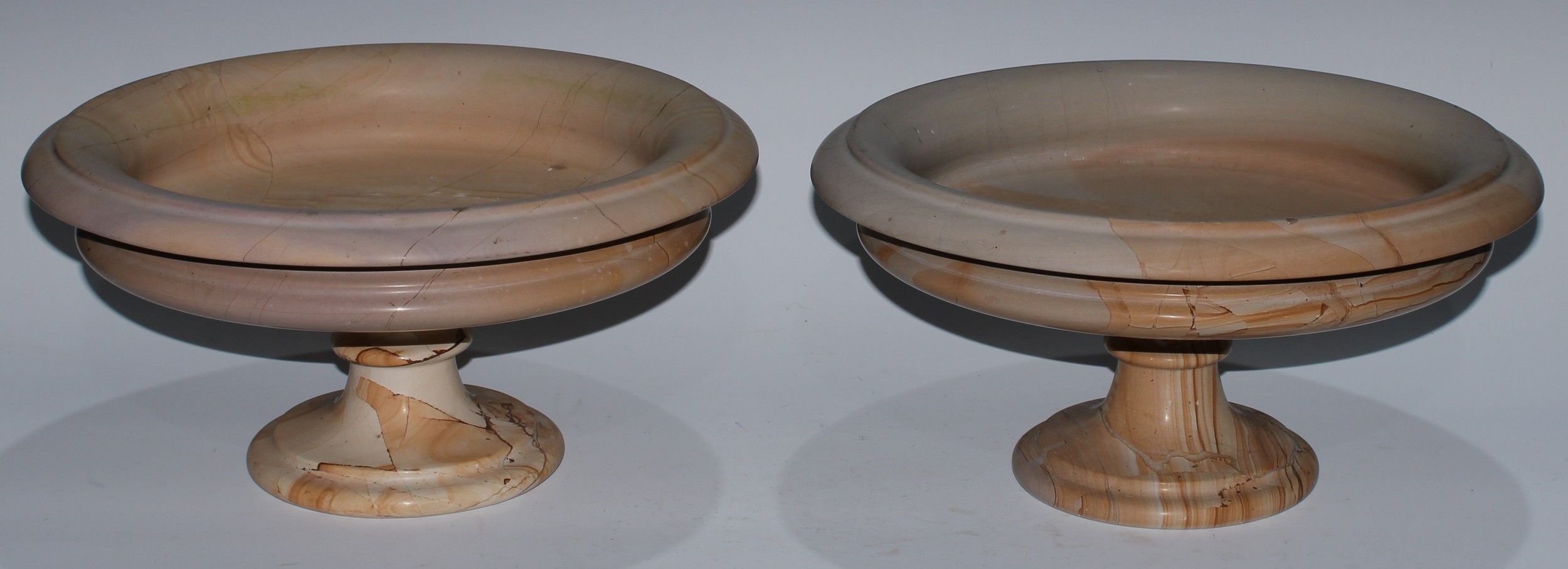 A pair Italian saucer-shaped pietra paesina stone tazzas, 35.5cm diam