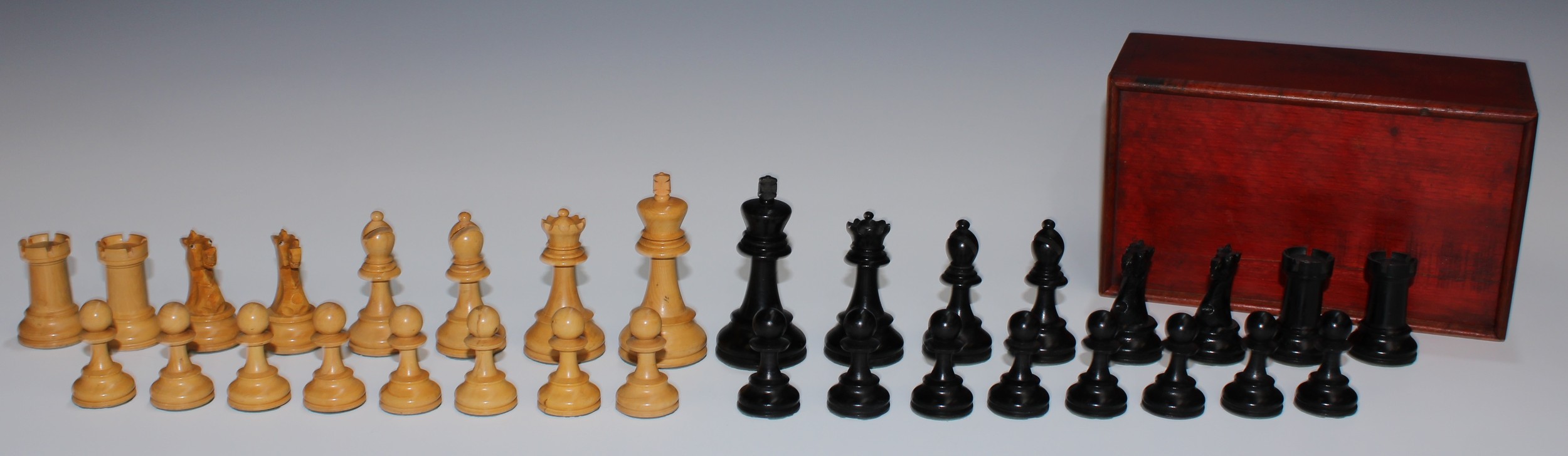 A boxwood and ebony Staunton pattern weighted chess set, the Kings 9.5cm high