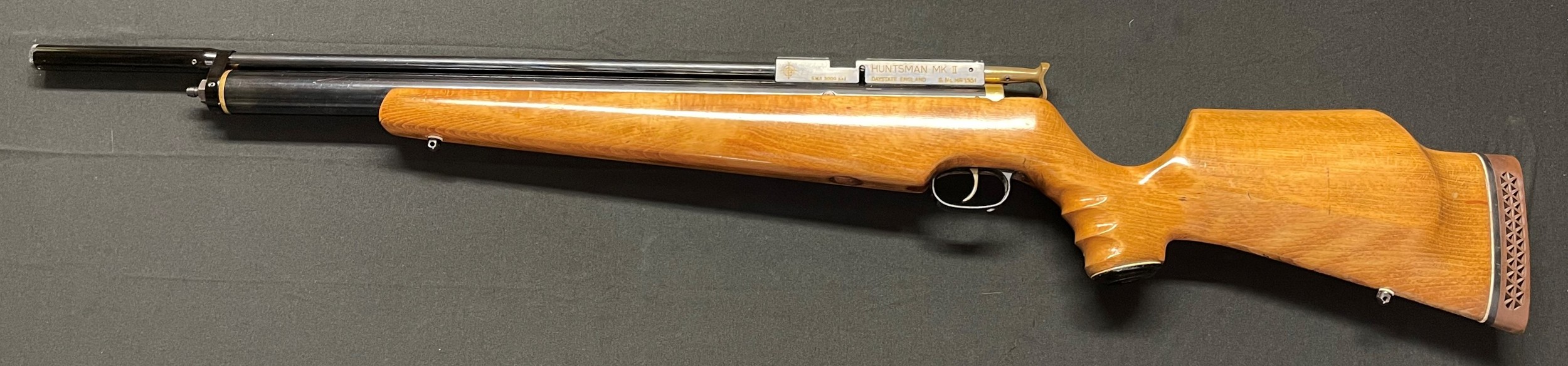 Daystate Huntsman MkII .22 Air Rifle with 565mm long barrell. Overall length 105cm. Serial no HS 1551.
