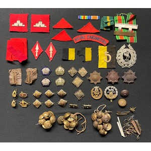 WW2 British cap badges and insignia to include three Hampshire Regiment Officers cap badges, York & Lancaster Regt cap badge, regimental pattern buttons, formations signs, rank pips and Major's rank crowns, cloth rank insignia, single RE shoulder title, Victorian Liverpool Police Helmet Plate, medal ribbons, ribbon bars, etc