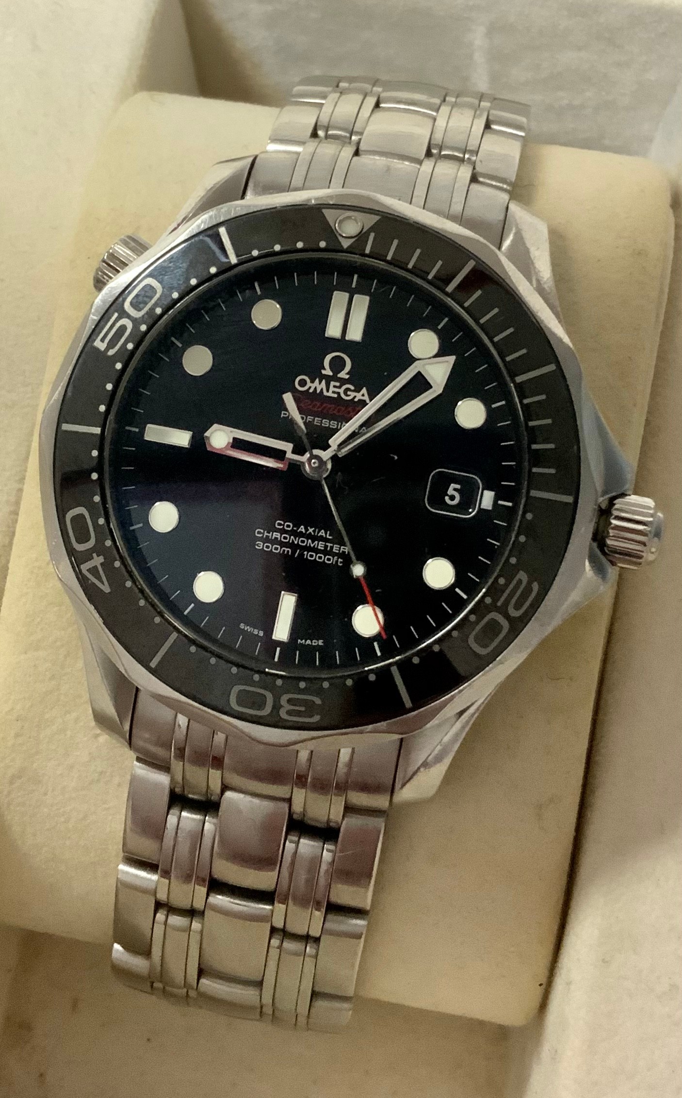 Omega  - a Seamaster professional gentlemans Co-Axial Chronometer 300 Stainless Steel wristwatch, black dial, dot and baton hour markers, centre seconds, date aperture, fixed bezel, 816 stainless steel bracelet, No 85773520, ref 21230412001003, boxed with warranty card dated 1.6.12.