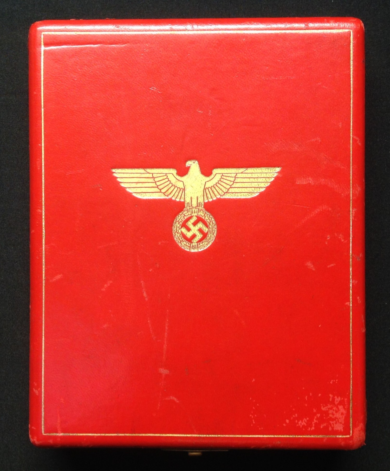 WW2 Third Reich Award Case for the Deutscher Adlerorden 1 Stufe mit Schwertern German Eagle Order 1st class with Swords.
