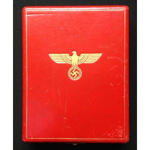 WW2 Third Reich Award Case for the Deutscher Adlerorden 1 Stufe mit Schwertern German Eagle Order 1st class with Swords.
