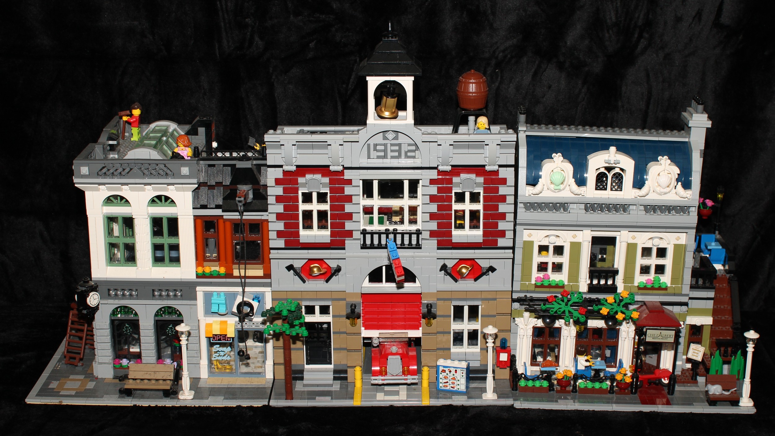 Lego - Creator Expert, 10197 Fire Brigade, unboxed; 10243 Parisian Restaurant, unboxed; 10251 Brick Bank, unboxed (3)  (10197) Retired product. Previously £99.99RRP.  (10243) Retired product. Previously £129.99RRP.  (10251) Retired product. Previously £119.99RRP.  This lot is part of a collection from a deceased estate. All models were constructed and remained constructed in the home and as such we do not have boxes or instruction manuals and the models are therefore sold as seen.