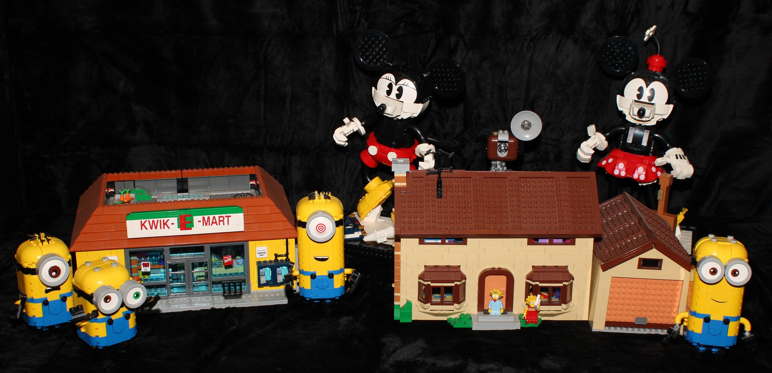 Lego - The Simpsons, 71006 The Simpsons House, unboxed; 71016 The Kwik-E-Mart, unboxed; Disney, 43179 Mickey Mouse & Minnie Mouse Buildable Characters, unboxed; Minions, 75551 Brick-built Minions and their Lair, unboxed (8)