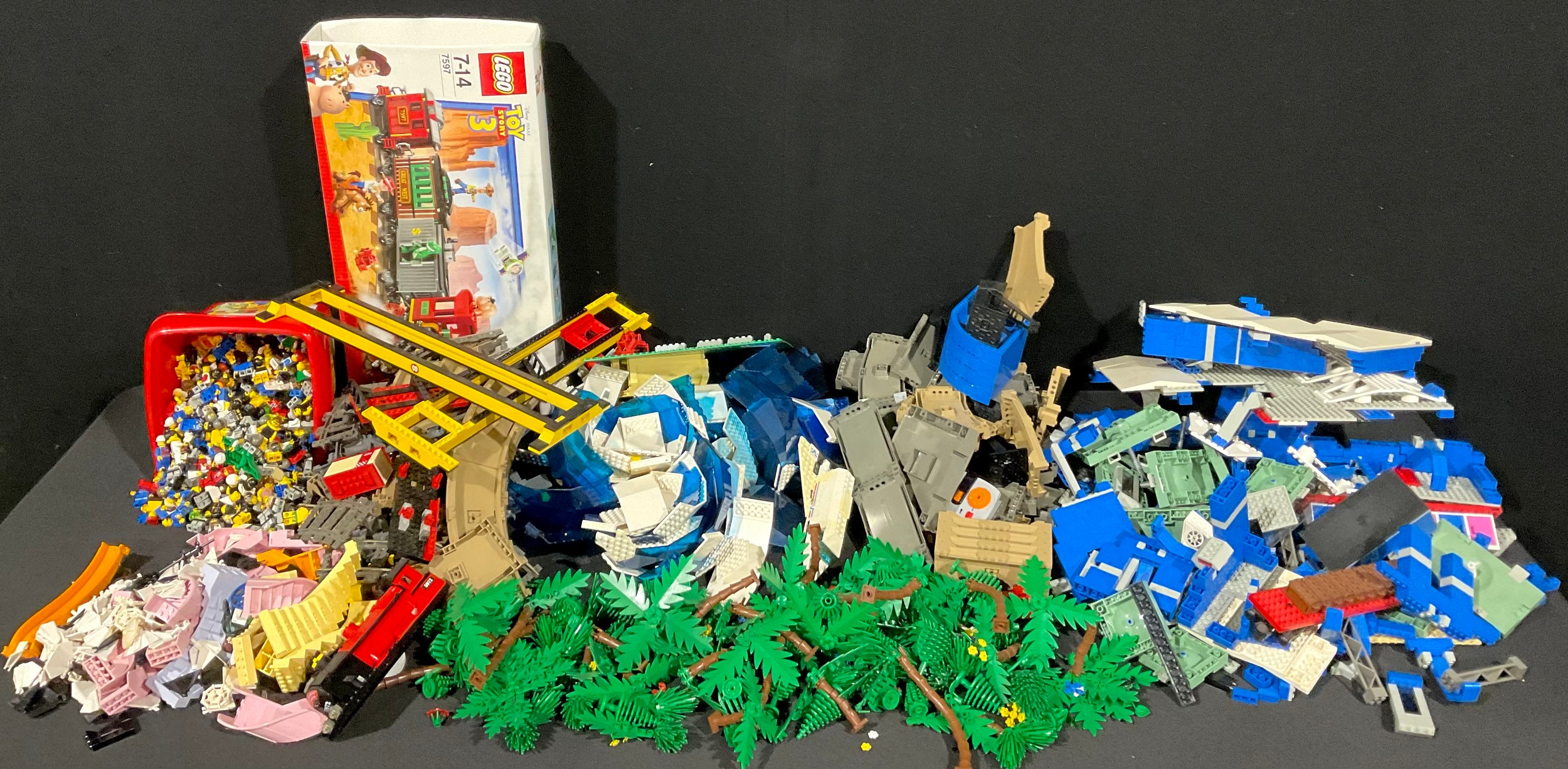 A large quantity of Duplo and Lego bricks, including desert island palm trees, racers track, Hogwarts Express, mini figures, 4548 transformers and speed regulators, etc (qty)