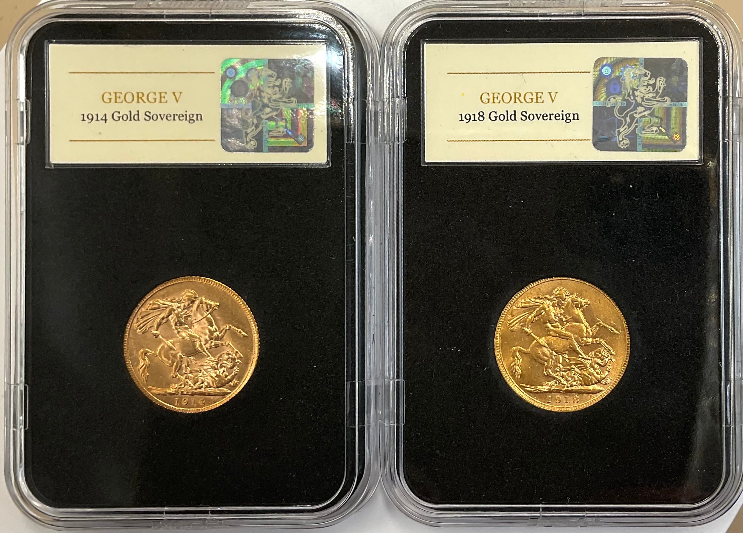 Gold coins - 22ct gold The World War I Centenary sovereign pair, comprising two George V sovereigns, each 7.98g, 1914 and 1918, lined case and cardboard sleeve