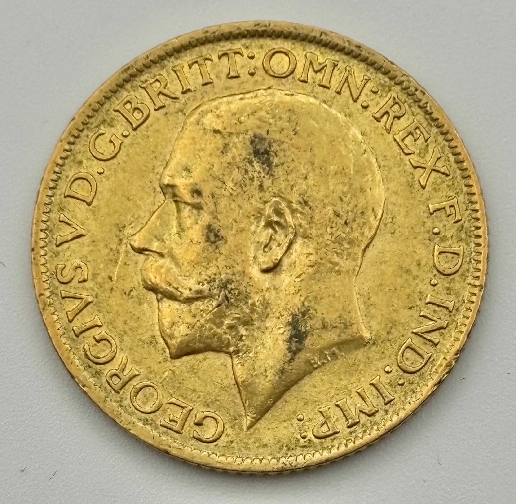 A George V sovereign, 1914, London mint, 8g
