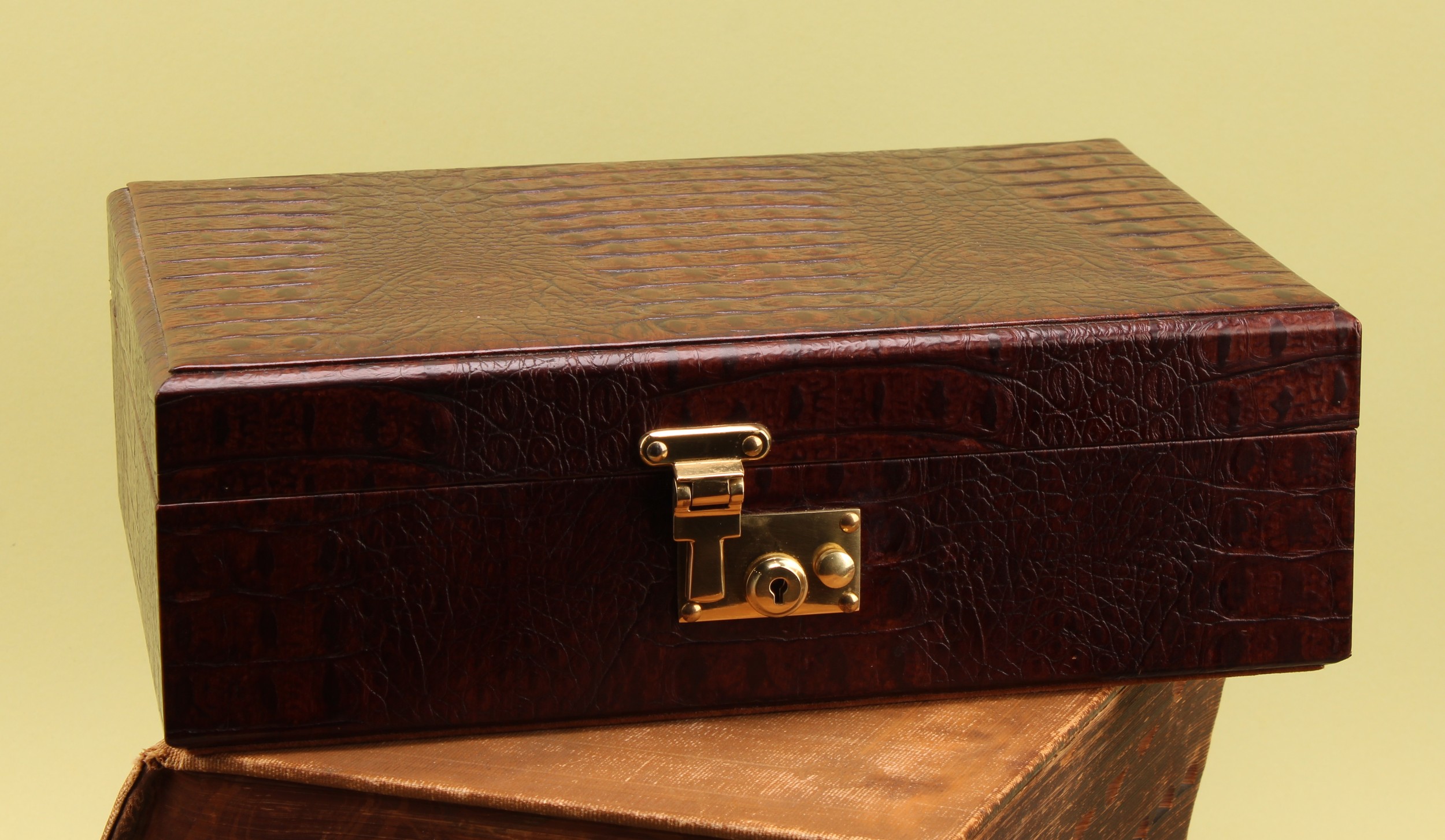 A Daines & Hathaway Crocodile Skin Effect Fine Leather Large Jewellery Box; suede lined, on the bottom of the box it has an oval leather logo with "DAINES & HATHAWAY FINE LEATHER HANDMADE IN ENGLAND", the jewellery box measures approx. 33cm (L) x 23.8cm (W) x 10.5cm (H), comes with a key