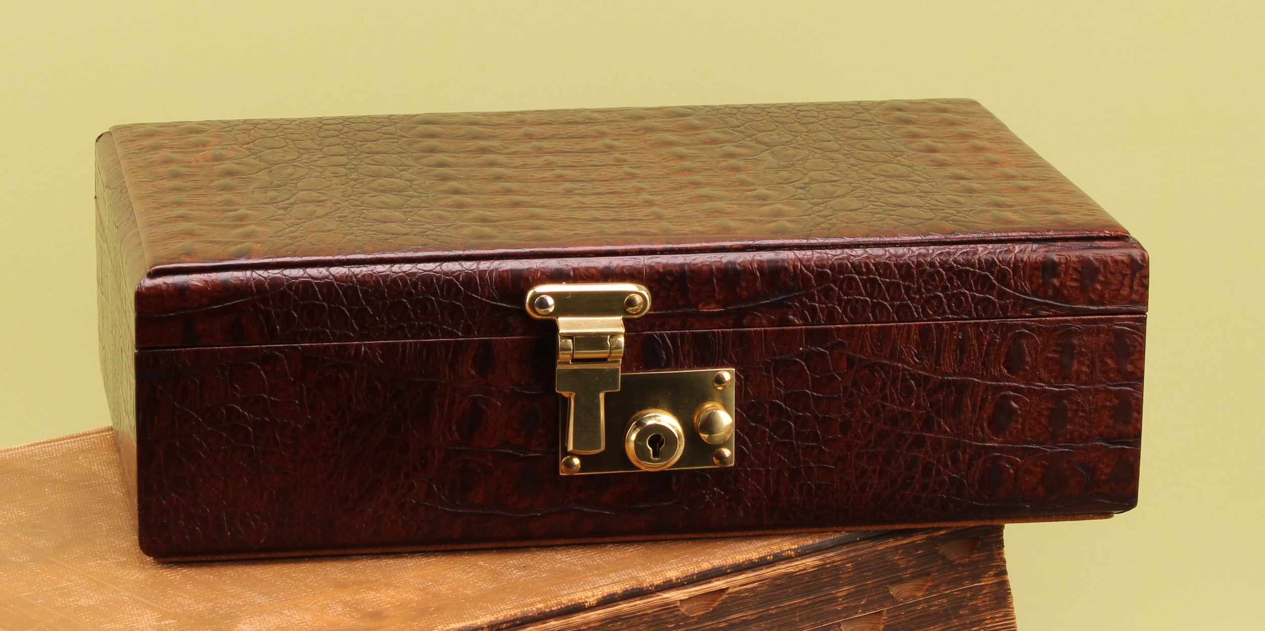 A Daines & Hathaway Crocodile Skin Effect Fine Leather Jewellery Box; suede lined, on the bottom of the box it has an oval leather logo with "DAINES & HATHAWAY FINE LEATHER HANDMADE IN ENGLAND", the jewellery box measures approx. 29.3cm (L) x 19cm (W) x 19cm (H), comes with a key