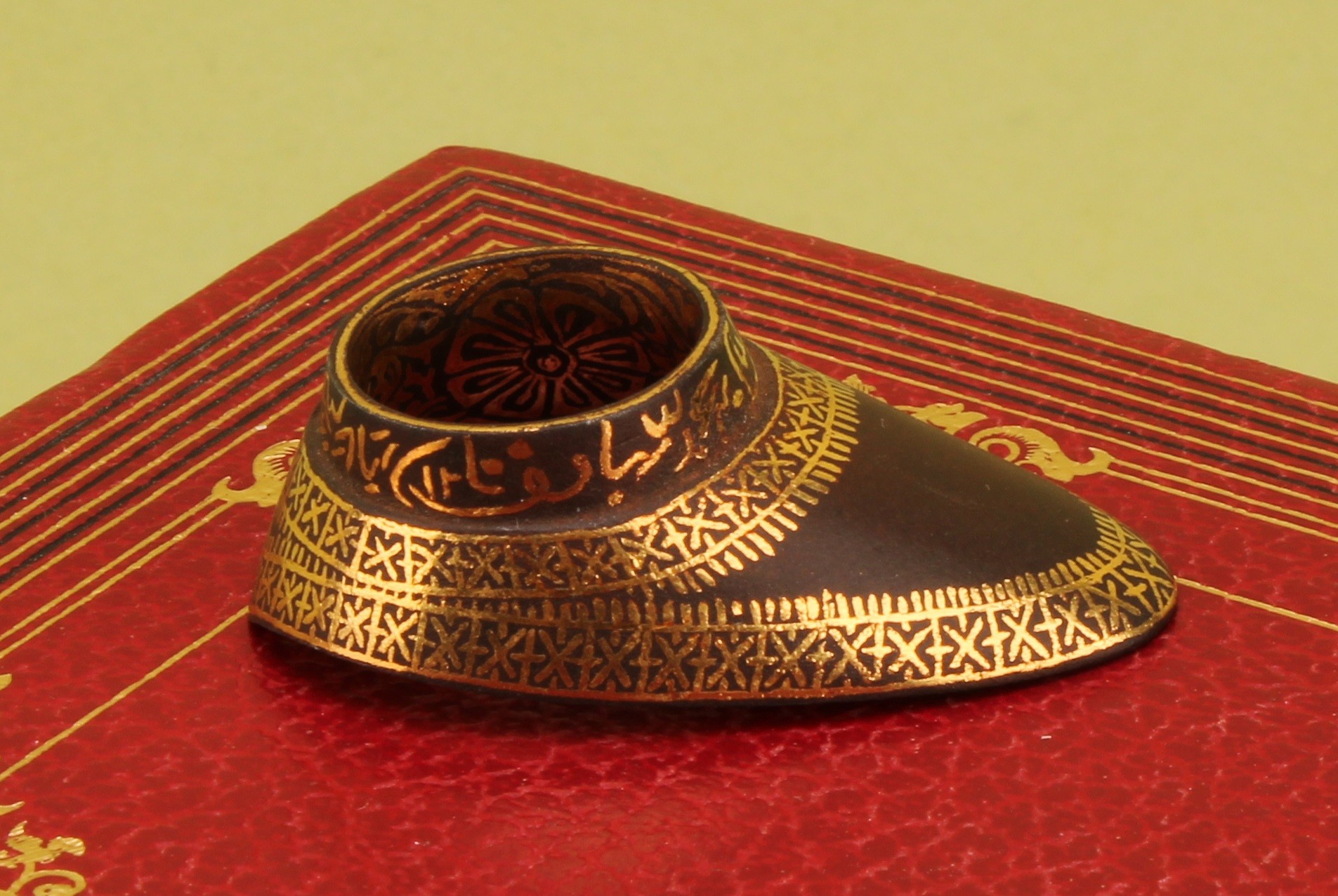 An Indian steel and koftgari archer's thumb ring, 5.5cm long