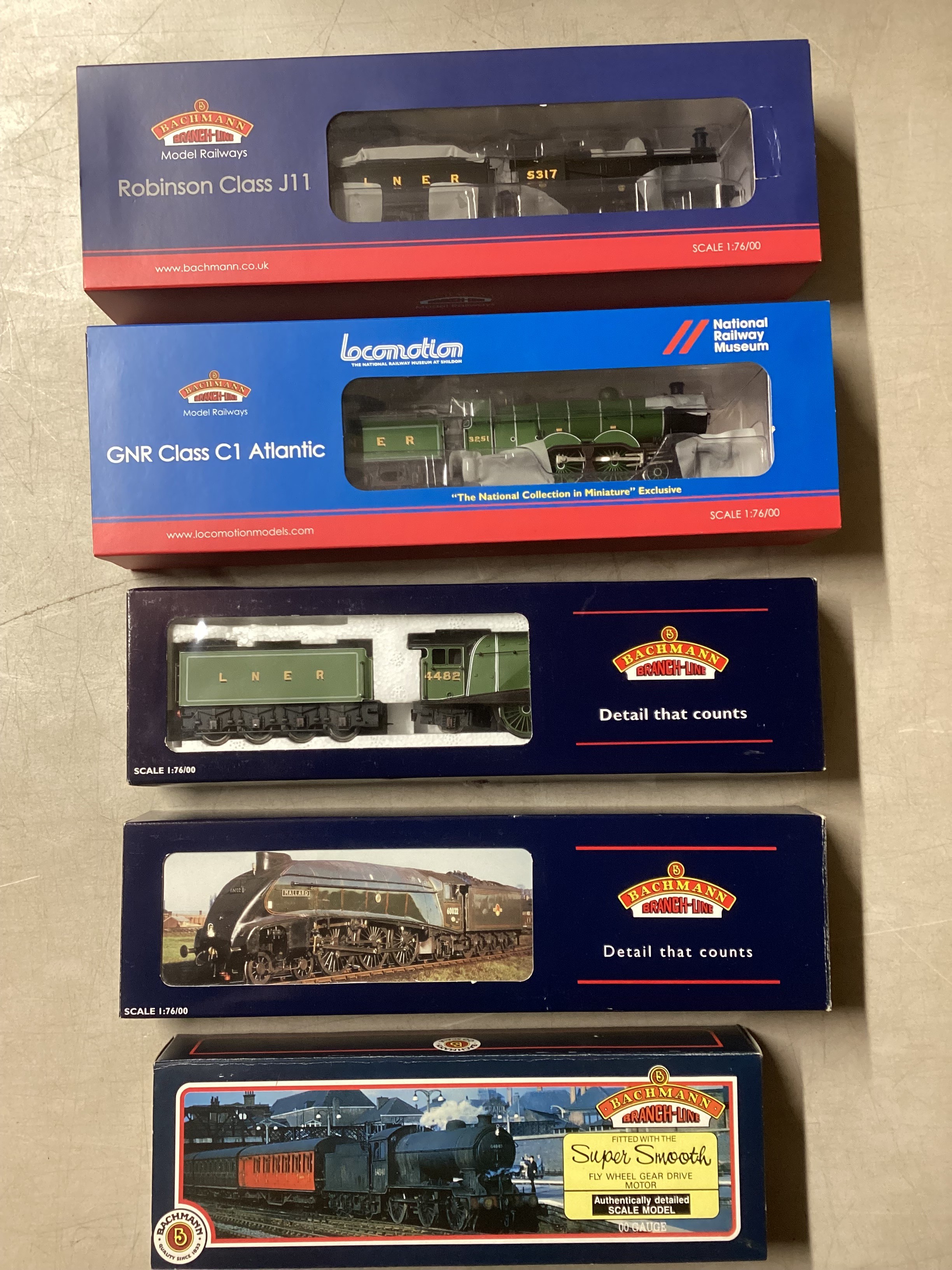Bachmann boxed OO scale model railway Locos ; to include LNER 31-850 loco and tender boxed,Miles Beevor Garter blue LNER,golden Eagle LNER, a GNR ALNER green Atlantic class ( for National railway museum) and a 31-318 LNER black loco and engine set( 5 boxed sets)
