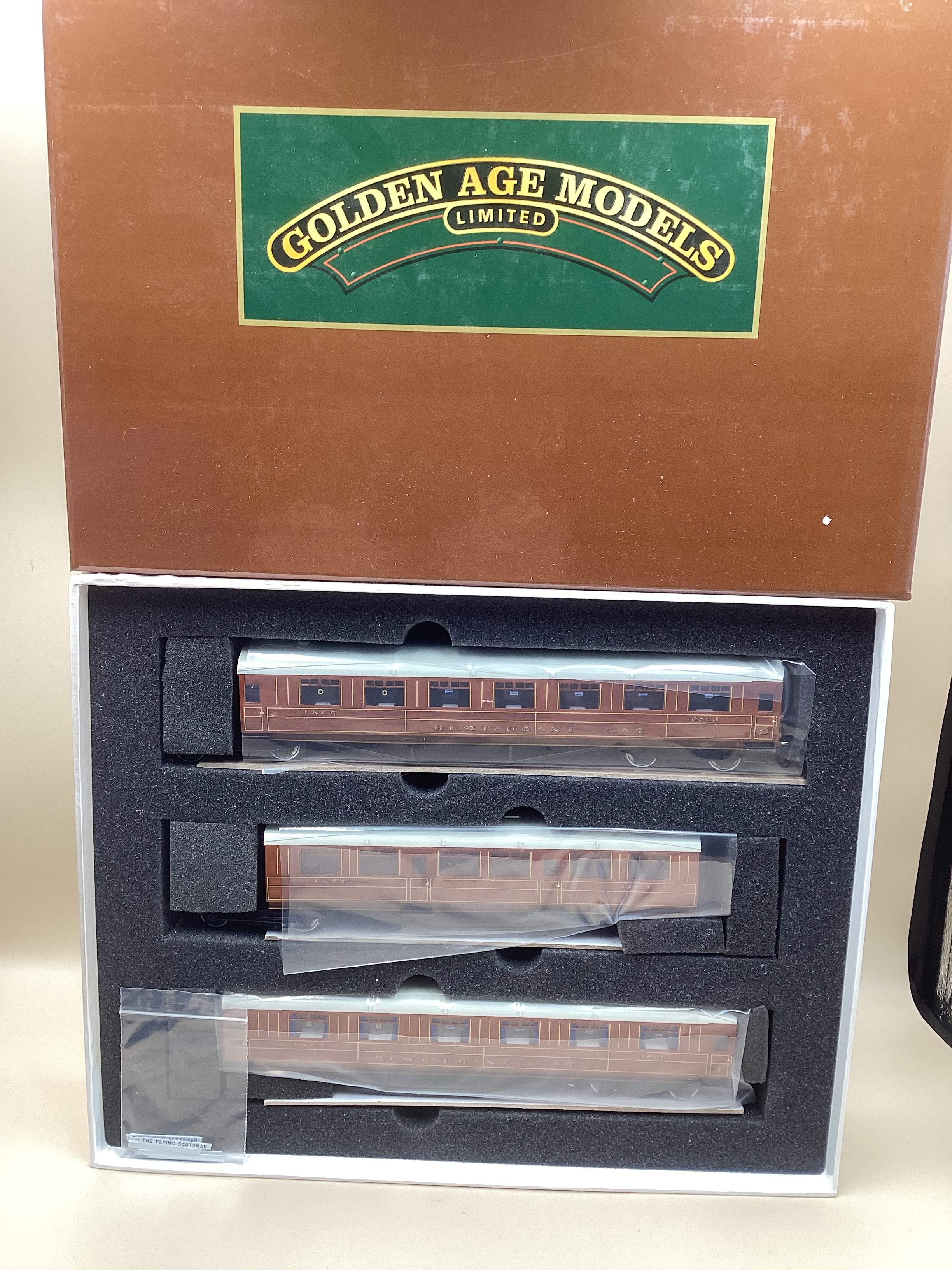 Golden Age Models Ltd -made in Korea 1st class/3rd class and kitchen carriages 16523/16522/16521 boxed trio and appear unused. Of note- the box base has some storage wear.( 3 carriages in one set)
